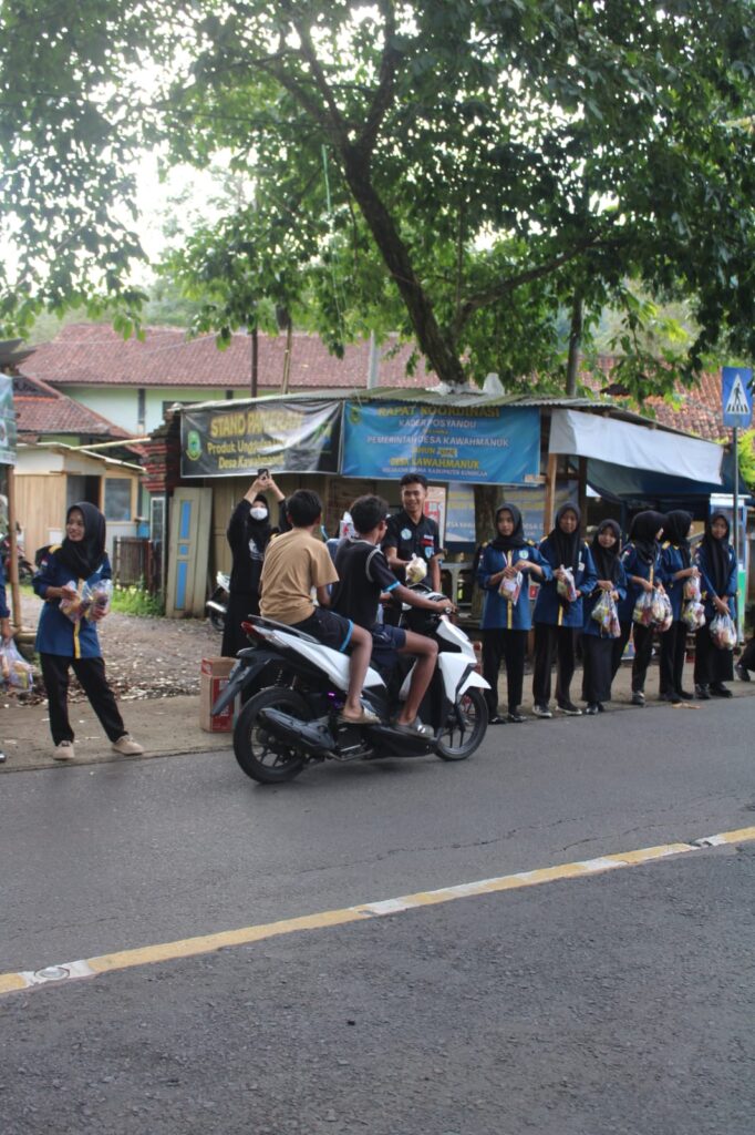 “”Rantang Kanyaah” Kegiatan berbagi takjil di SMK IT Pelita Subana darma