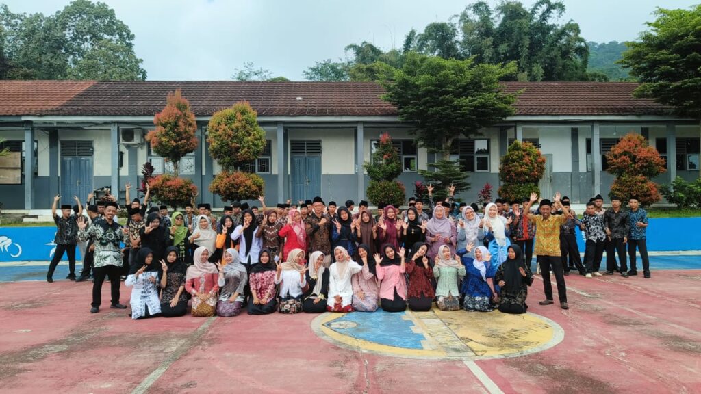 Perayaan Hari Kartini di SMK IT Pelita Subana Darma