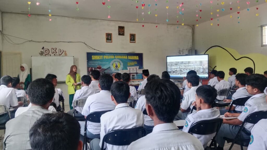 Sosialisasi Tentang Bahaya Merokok oleh Puskesmas Darma dan UBHI Kadugede di SMK IT Pelita Subana Darma